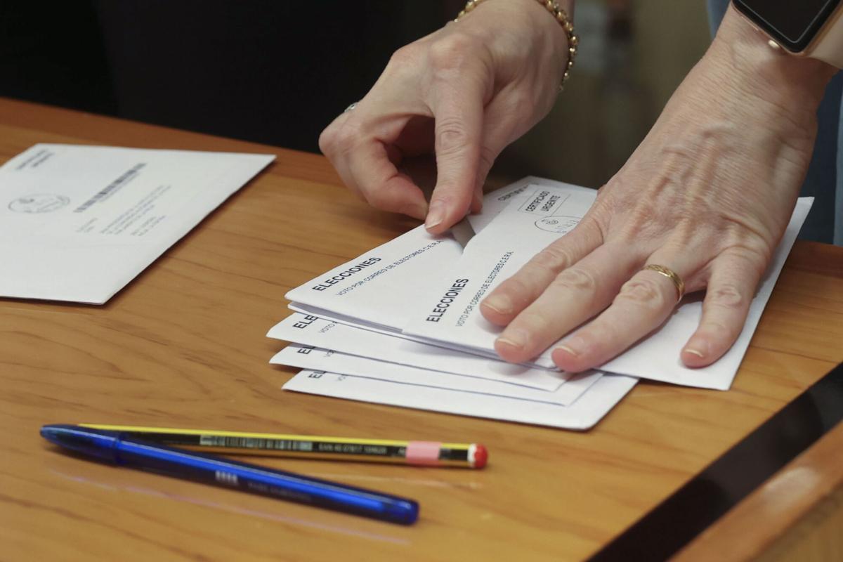 LOGROÑO, 02/06/2023.- El recuento del voto de los riojanos residentes en el extranjero por parte de la Junta Electoral genera expectación por si Podemos-IU pudiera perder uno de los dos diputados logrados el 28 de mayo, que permitiría que Vox sumará el tercero, este viernes en el Parlamento de La Rioja. EFE/Raquel Manzanares