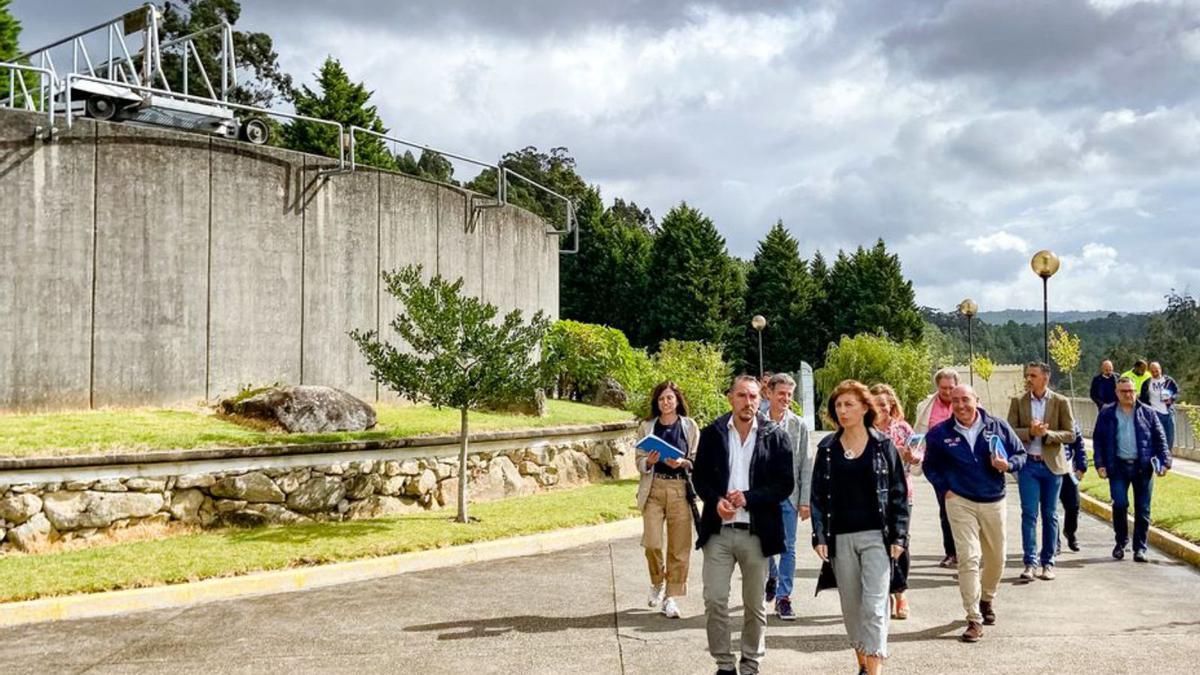 Visita de autoridades y técnicos a la potabilizadora de Padrón / xunta