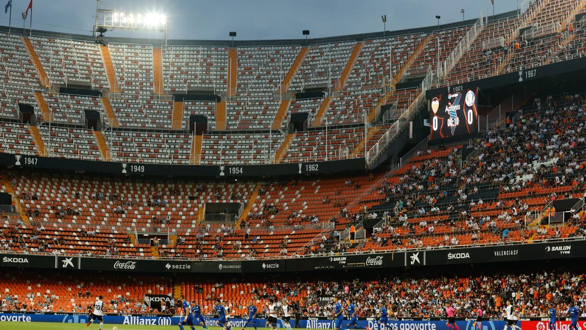 Los alrededor de 11.000 aficionados que estuvieron en Mestalla en el partido contra el Getafe ya le dieron ambiente al encuentro, algo que se echaba de menos desde el estallido de la pandemia. Se va recuperando la normalidad