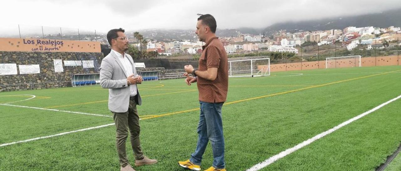 Adolfo González y Benito Dévora en su visita a la obra del nuevo césped artificial del Estadio Antonio Yeoward