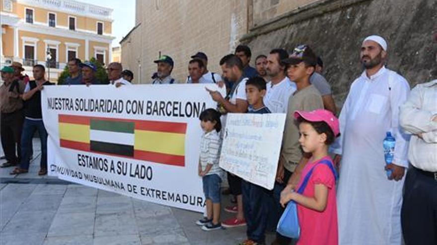 Un centenar de personas participan en Badajoz en la marcha de solidaridad con Barcelona