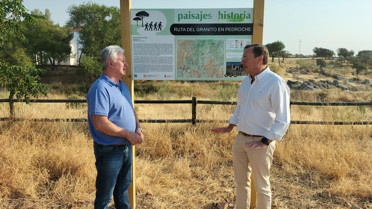 Cartel de la Ruta del Granito en Pedroche.