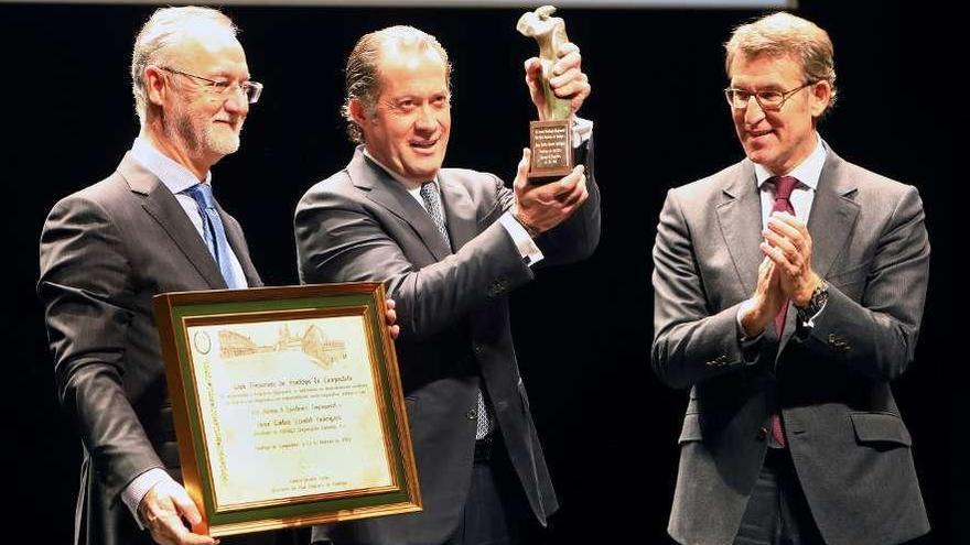 Roberto Pereira, Juan Carlos Escotet y Alberto Núñez Feijóo, ayer, en Santiago. // Xoán Álvarez