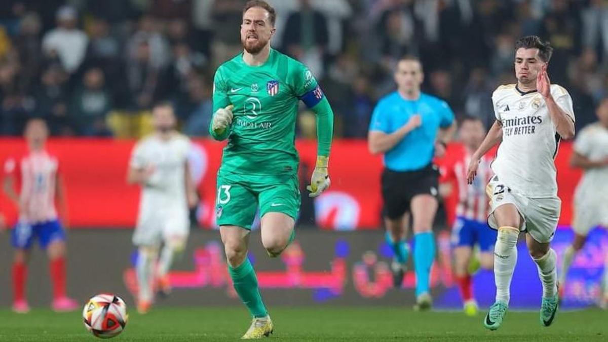 Brahim persigue a Oblak en la jugada del quinto gol.