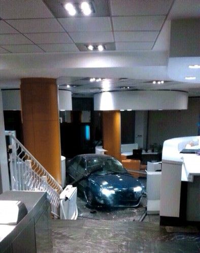 Empotra un coche con bombonas de butano en la sede del PP de Madrid