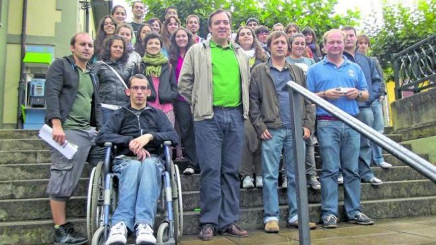 Matías Iglesias, en la plaza del Emigrante de Santolaya, con Piñera al fondo.