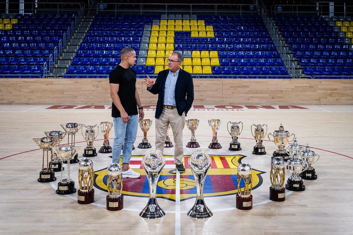 Ferrao, André Coelho y Jesús Velasco se despiden del Barça fotografiándose con todos sus trofeos.