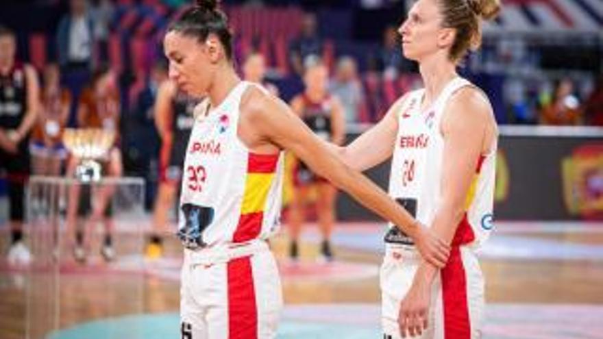 Laura Gil, a la derecha, consuela a Quevedotras la final. fiba