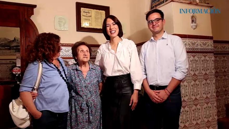 Diana Morant firma en el libro de honor de Cocentaina y es recibida por Carmen Pascual