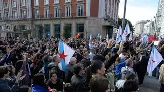 Miles de personas toman las calles de las siete ciudades gallegas en contra de las cargas policiales de A Coruña