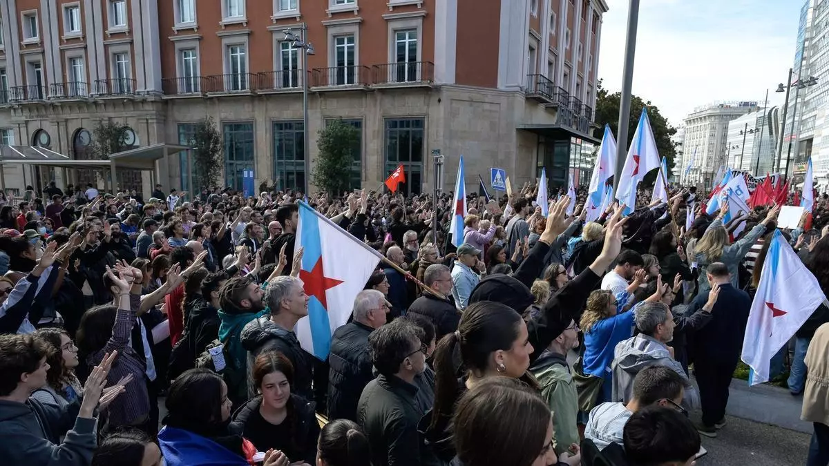 Miles de personas toman las calles de las siete ciudades gallegas en contra de las cargas policiales de A Coruña