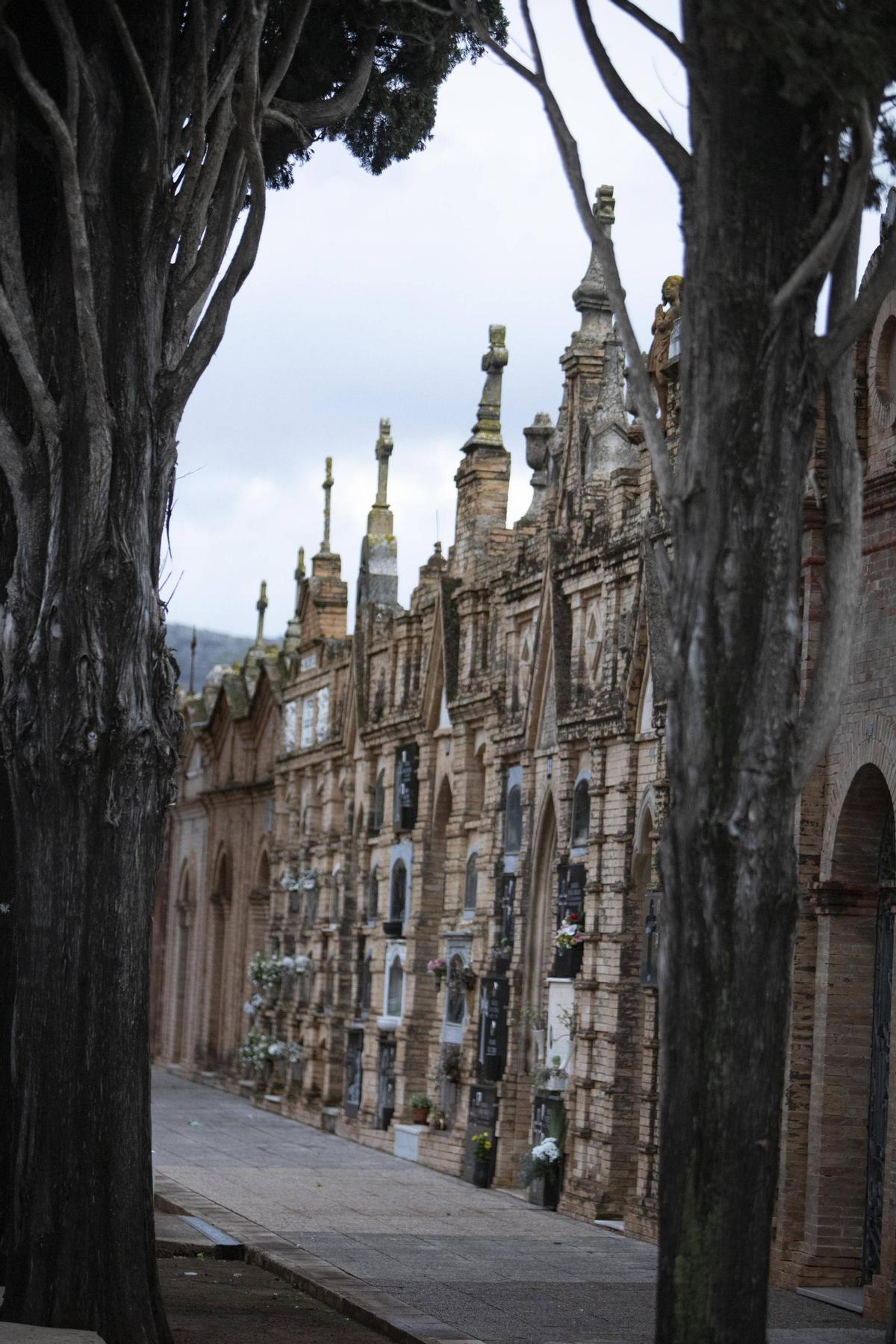 Pons destaca la arquitectura del cementerio.