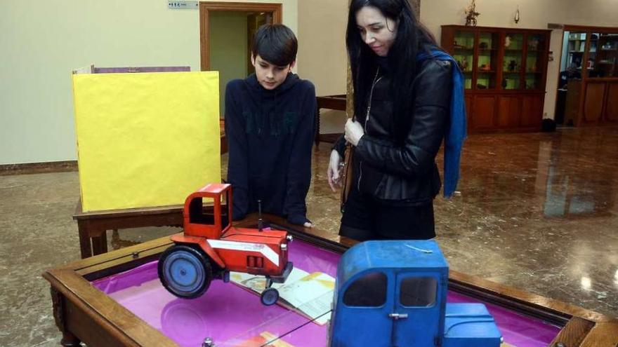 Exposición &quot;Cocorico en movemento&quot;, que se amosa na Biblioteca Pública Antonio Odriozola. // R. V.