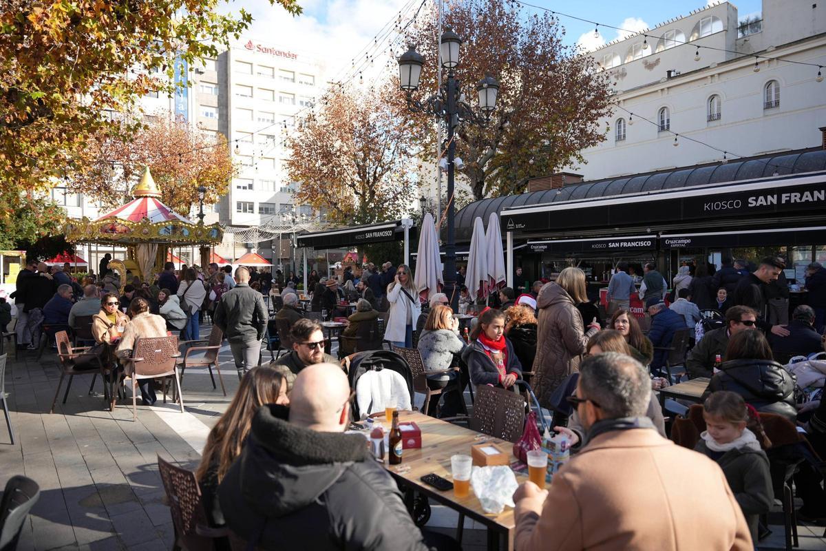 Ambiente de la 'tardebuena' en el paseo de San Francisco de Badajoz.