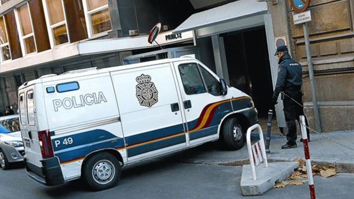 El furgón policial en que se trasladó al empresario Díaz Ferrán para que compareciera ante el juez de la Audiencia Nacional.