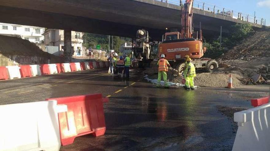 Operarios en el lugar del accidente, ayer por la tarde. // I.L.M.