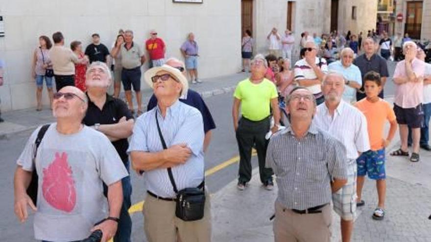 Las campanas de la iglesia de Santiago en Villena han vuelto a la torre del templo.