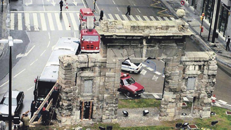 Un autobús impacta contra la puerta del Carmen, 1997