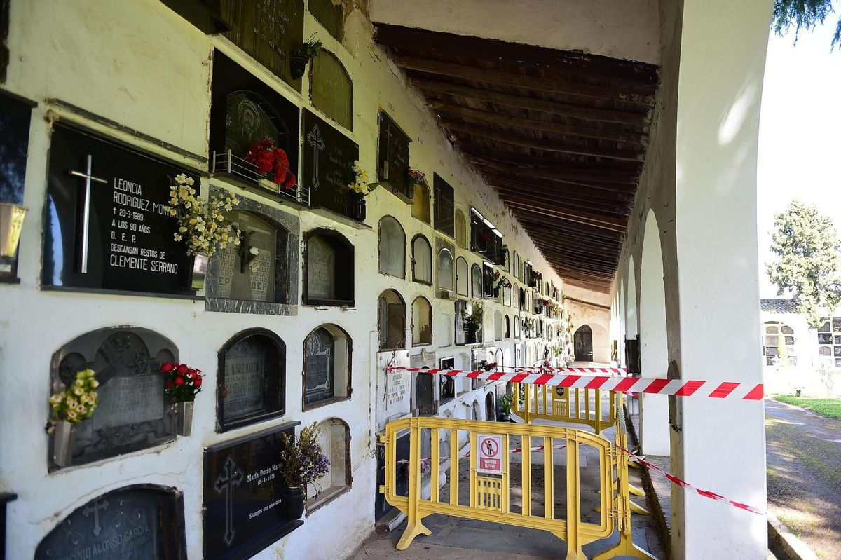 Galerías del cementerio de Plasencia, precintadas por su deterioro.