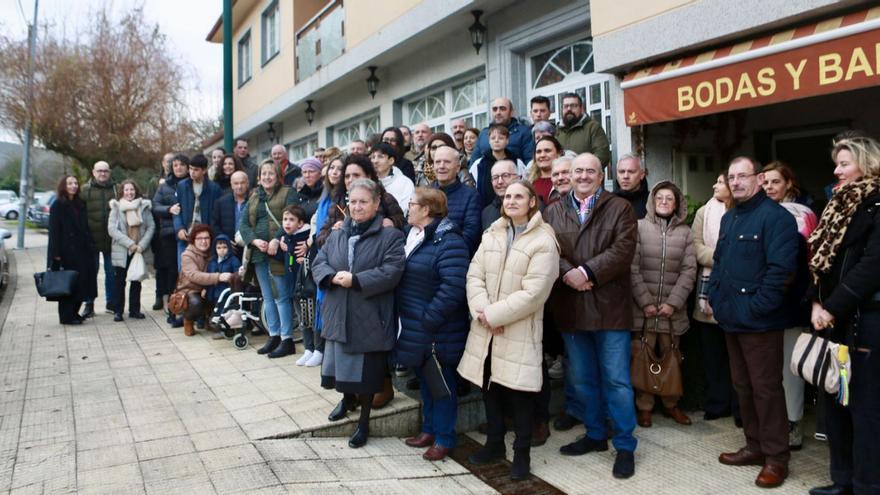 Asistentes al acto solidario delante del restaurante.   | // BERNABÉ/LUCÍA ABELEDO