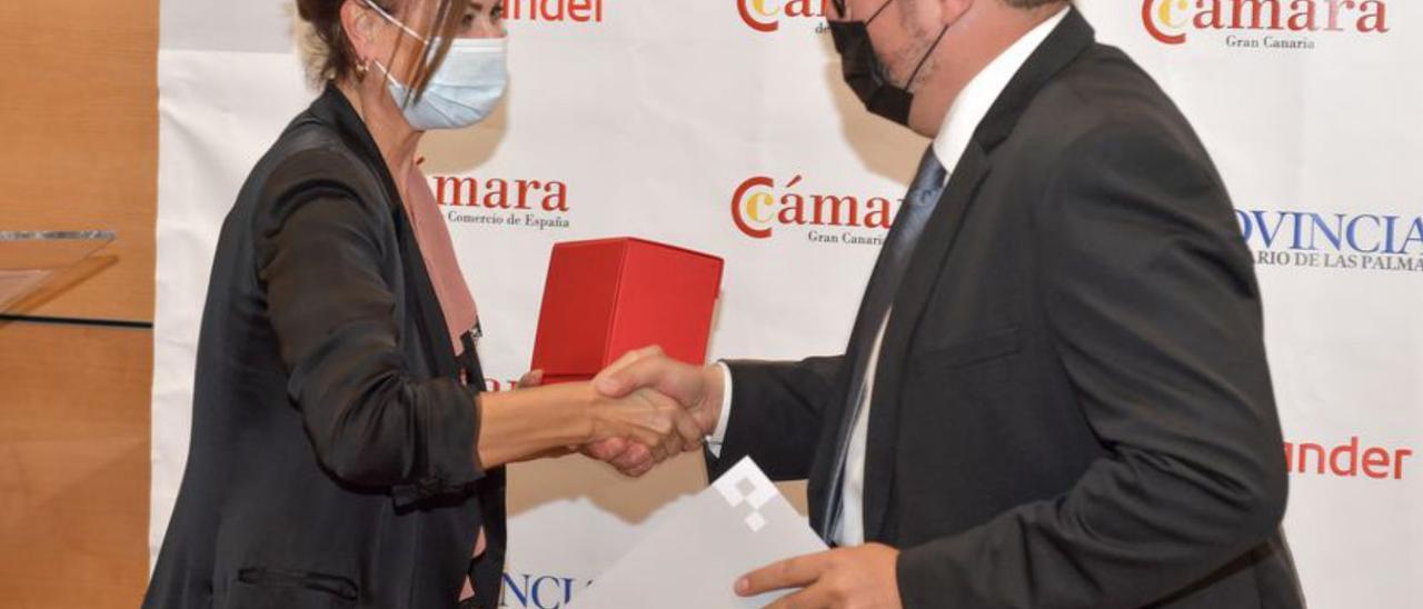 El director ejecutivo de Collbaix, Francisco Contreras, recibe el galardón. | | JC.C