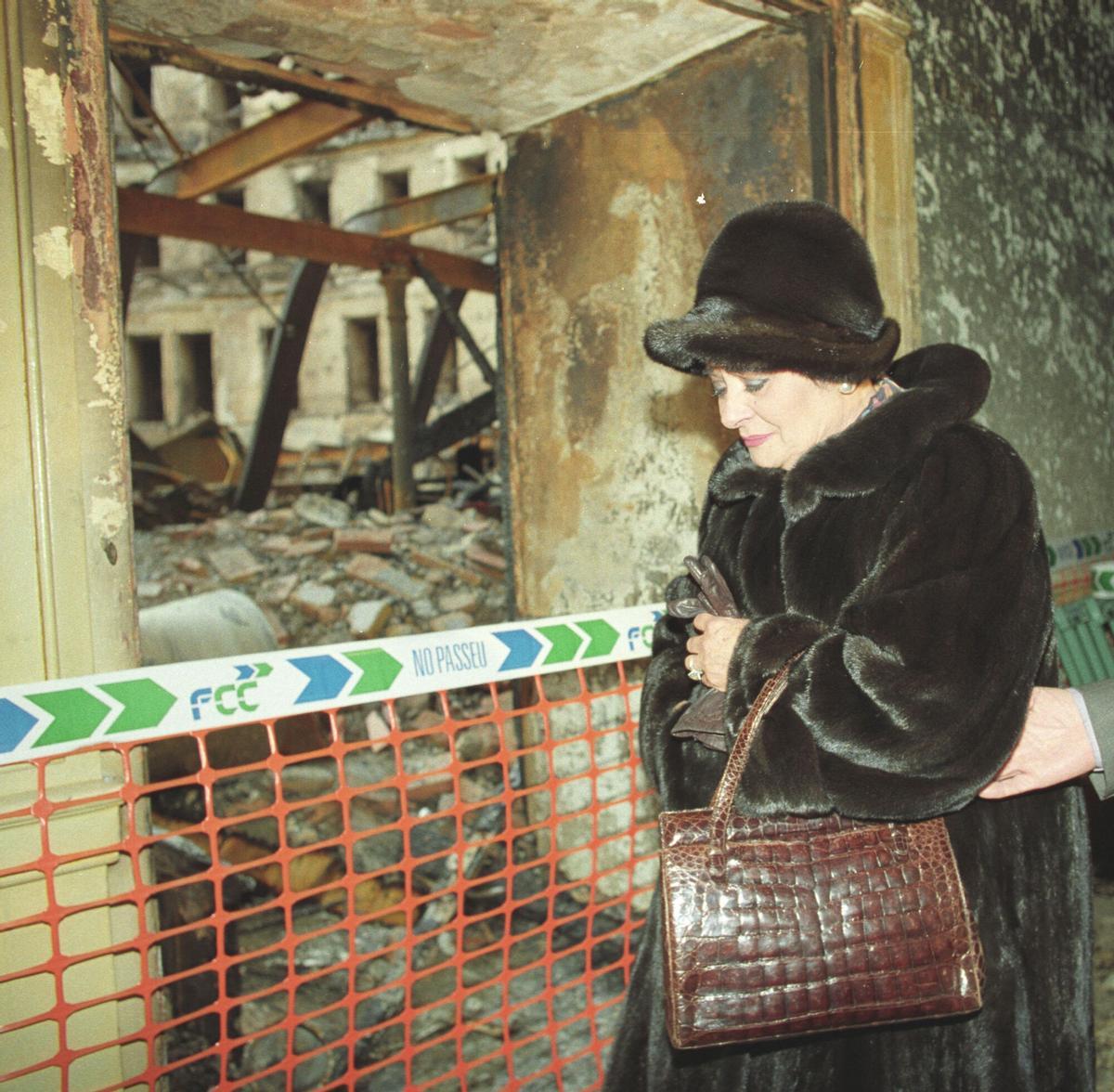 Victoria De Los Ángeles visitando el Liceu tras el incendio que calcinó el coliseo barcelonés.