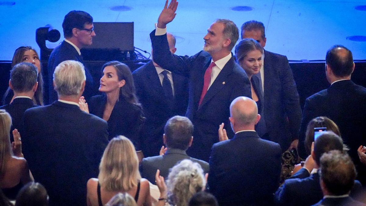 La Familia Real —los Reyes Felipe y Letizia, la Princesa Leonor y la Infanta Sofía— saludan al público congregado en el Gran Teatre del Liceu de Barcelona, durante la Ceremonia de Entrega de los Premios Princesa de Girona 2025.