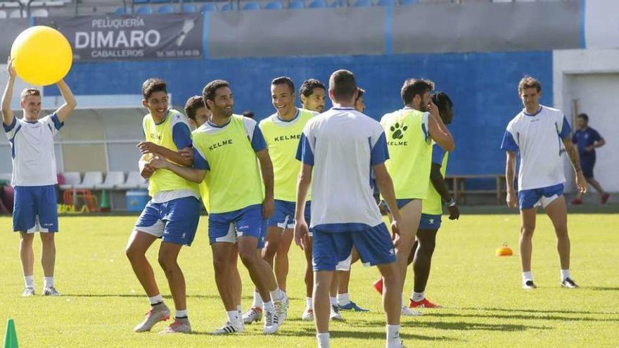 Los jugadores del Avilés, durante uno de los ejercicios del entrenamiento de ayer.