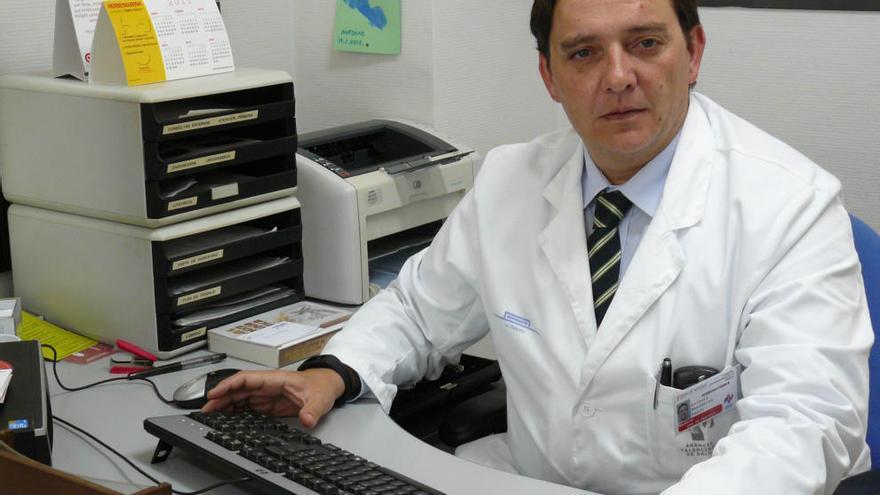 El doctor Benedicto, jefe del servicio de Urología del Hospital de La Ribera.