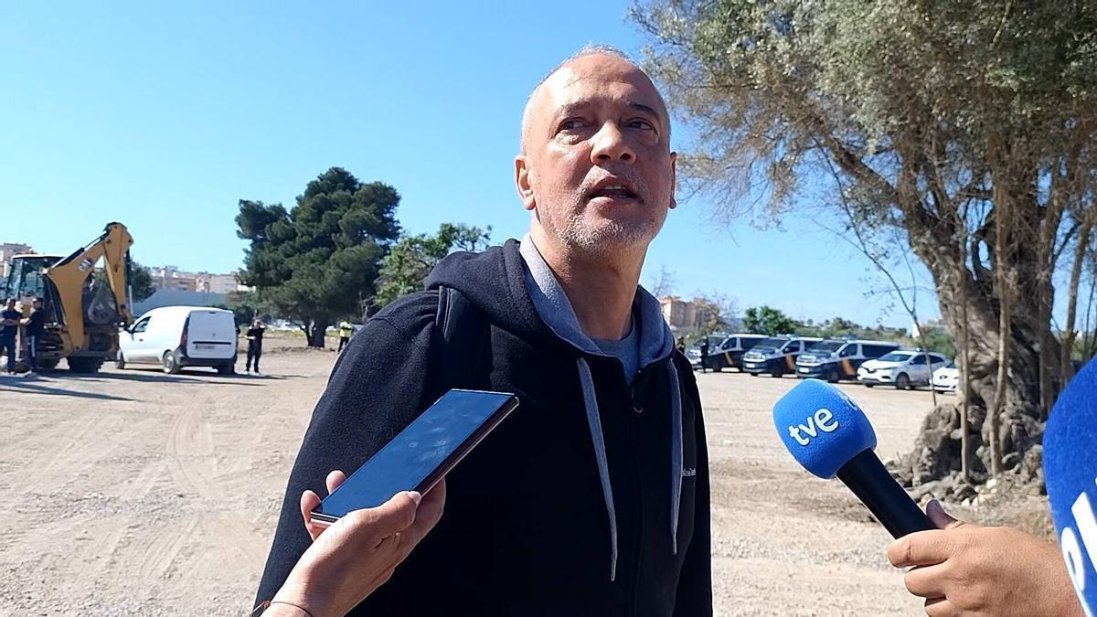 Inmigrante desalojado del asentamiento de Sa Joveria mientras se retiraba con sus pertenencias