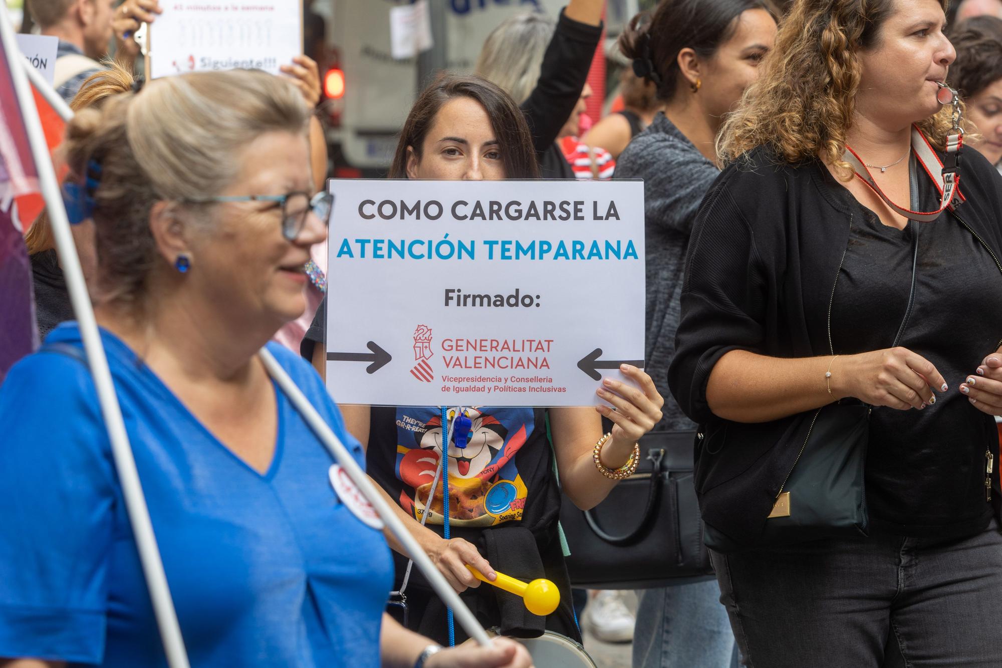 Protesta en Alicante contra el recorte de terapias en los centros de atención temprana