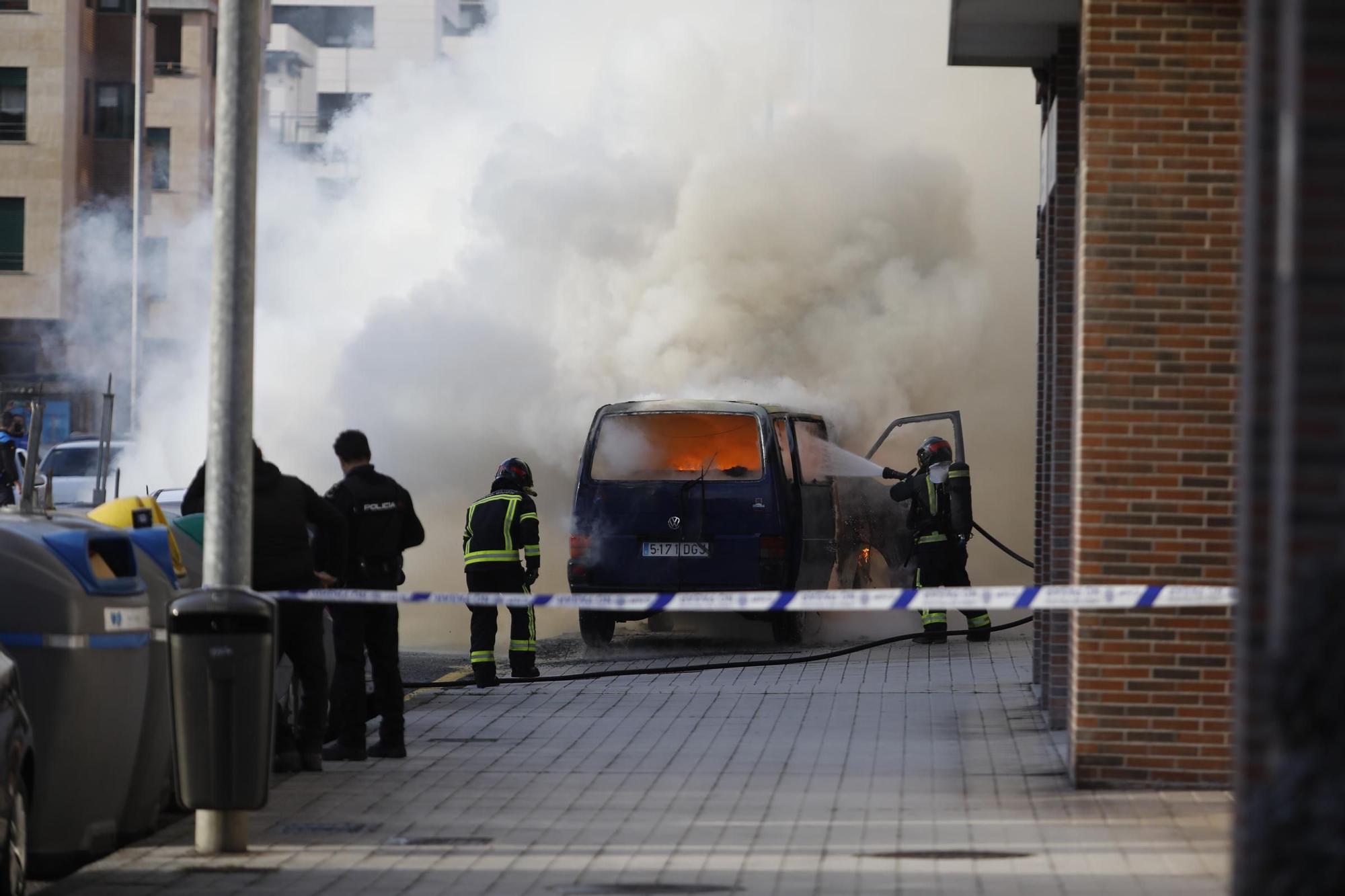 EN IMÁGENES: Intervención de bomberos en Gijón por una furgoneta ardiendo