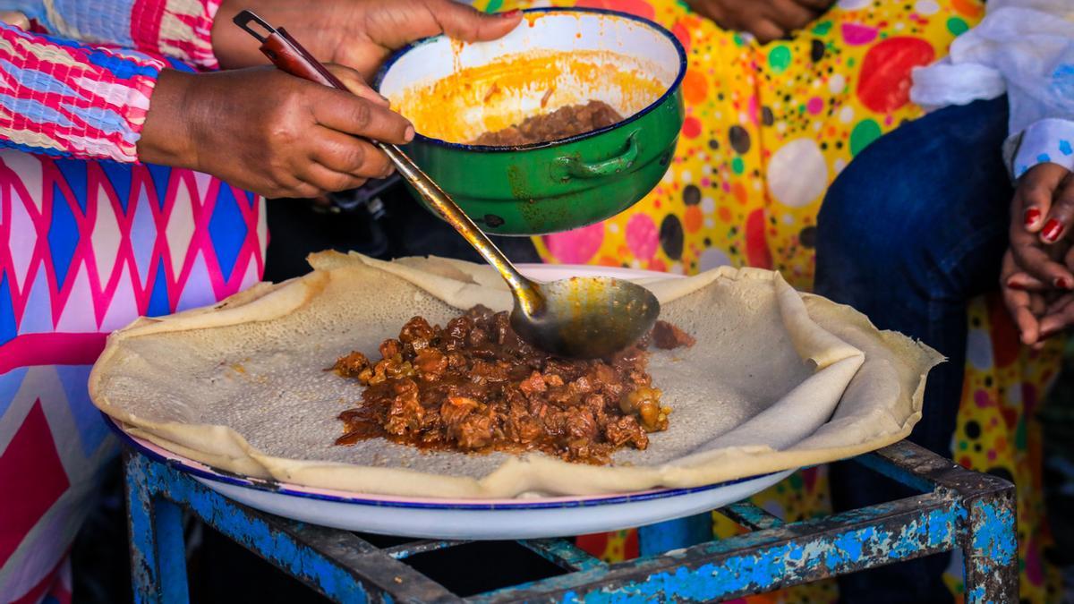 Así se come en Etiopía: mucha injera y sin cubiertos