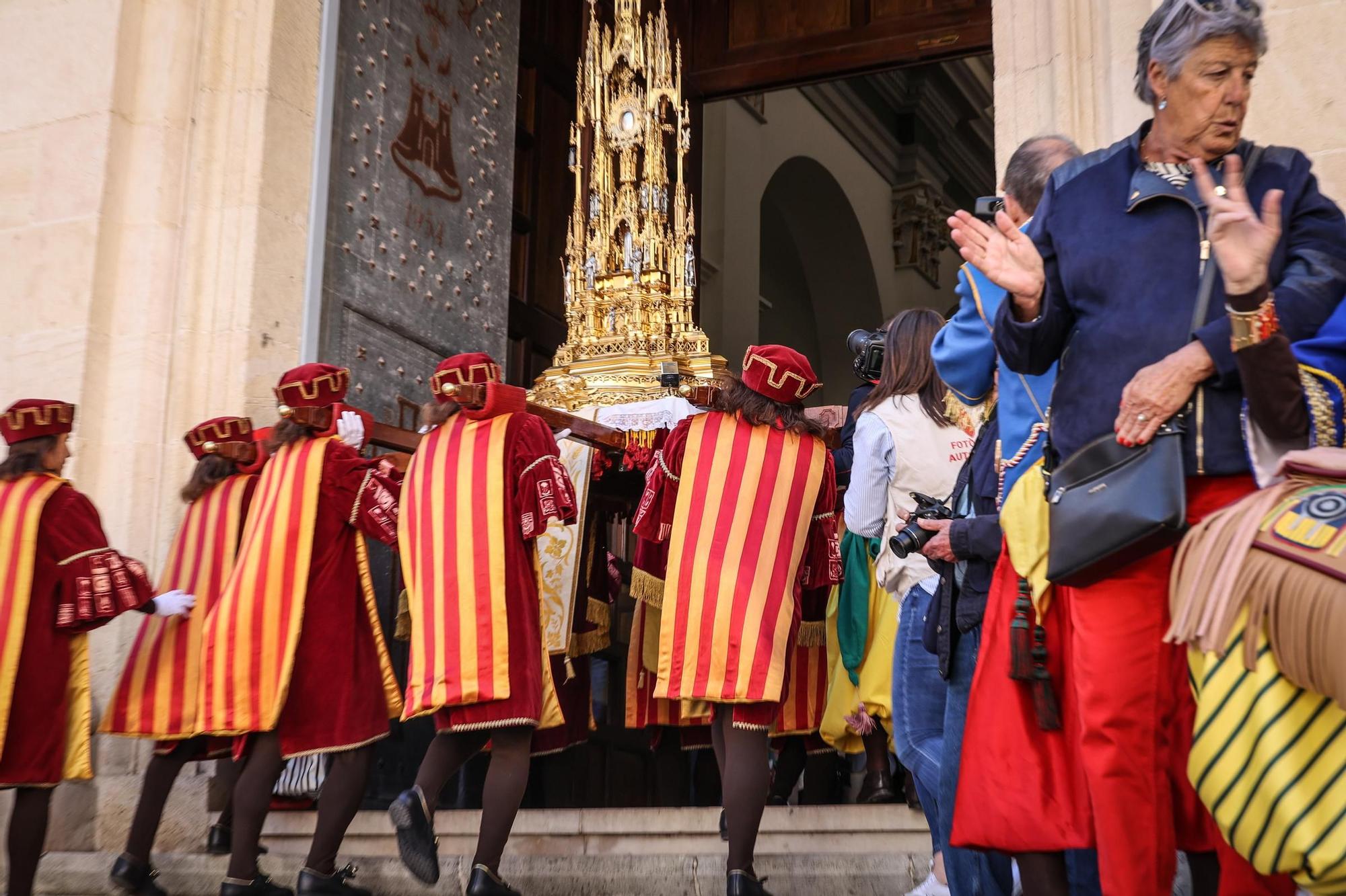 El Sant Jordiet entre claveles en la procesión de la Reliquia