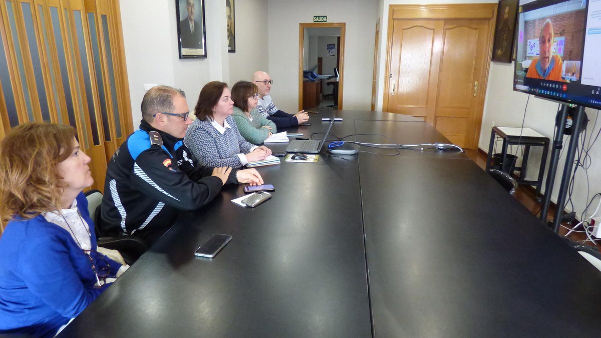 Por la izquierda, la técnica municipal de igualdad Yolanda Bravo, el policía local Pedro Rodríguez, Montse Fernández, la edil Karina Peláez y el informático Jorge Alonso, en videoconferencia con Federico Valdivia.