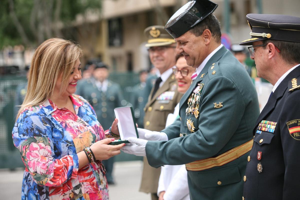El coronel interino, José Cutillas, entrega una de las condecoraciones.