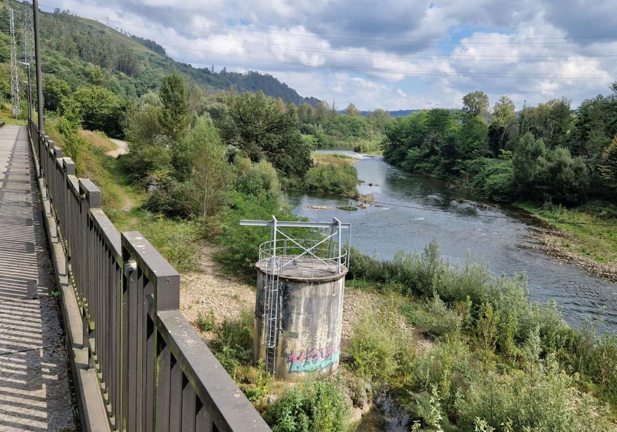 Vista del río Nalón a su paso por Ribera de Arriba, desde el puente de Palomar. | L. B.