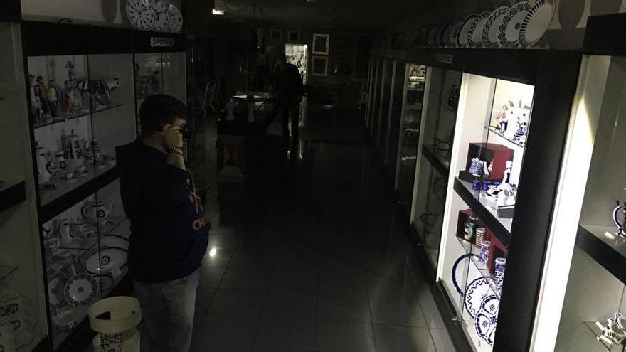 Un comercio de la calle Olivia sin luz esta tarde. // C. García