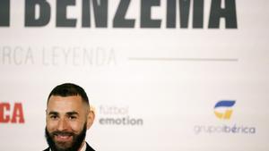 Karim Benzema, jugador del Real Madrid, recibe el premio Leyenda de Marca.