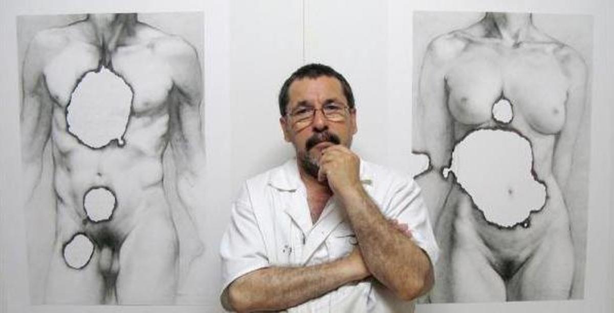 El artista ilicitano Joan Castejón junto a una de sus obras