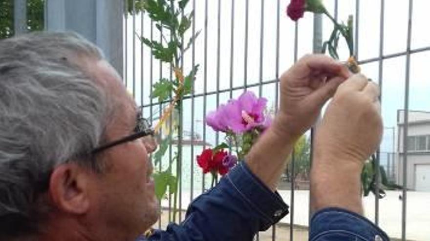 Un ciutadà posa flors a l&#039;escola Joncadella de Sant Joan