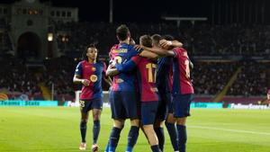 Los jugadores del Barça celebrando el gol de Lewandowski