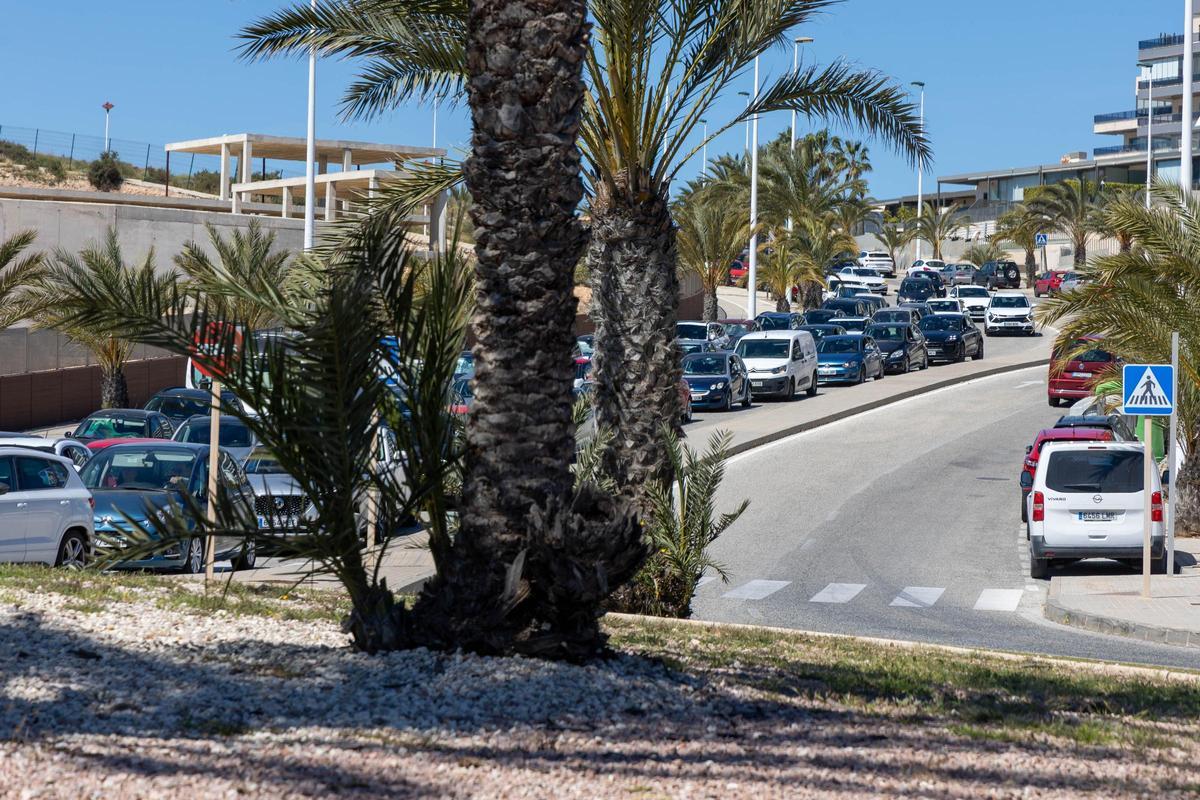 Multitud de vehículos intentando acceder al paseo de Arenales desde la vía alternativa
