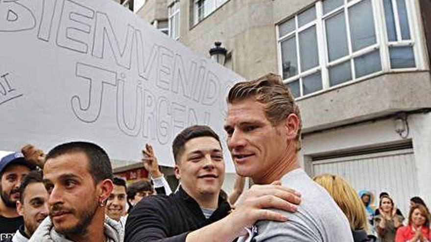 Jürgen, ayer, a su llegada a Salceda de Caselas, donde fue recibido por sus allegados y amigos con una pancarta.