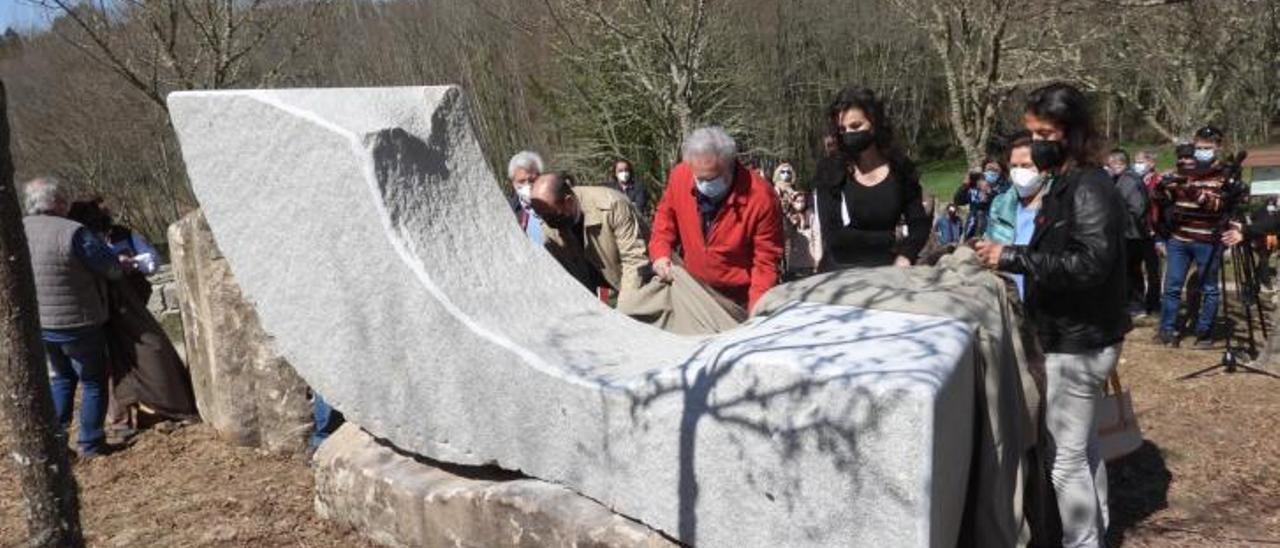 Descubrimiento de la escultura dedicada a Xela Arias e A Insua dos Poetas. |   // FERNANDO CASANOVA