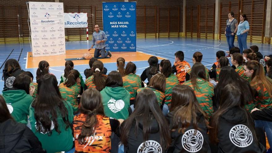 Recoletas imparte un taller sobre RPC a las jugadores de la base del CD Zamarat