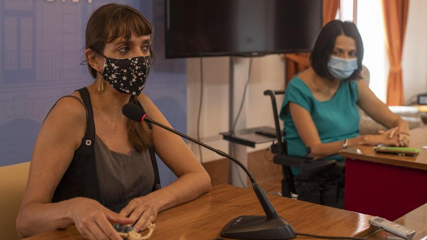 Rosa Encinas (izquierda) y María Eugenia Cabezas (derecha), durante la presentación de la muestra