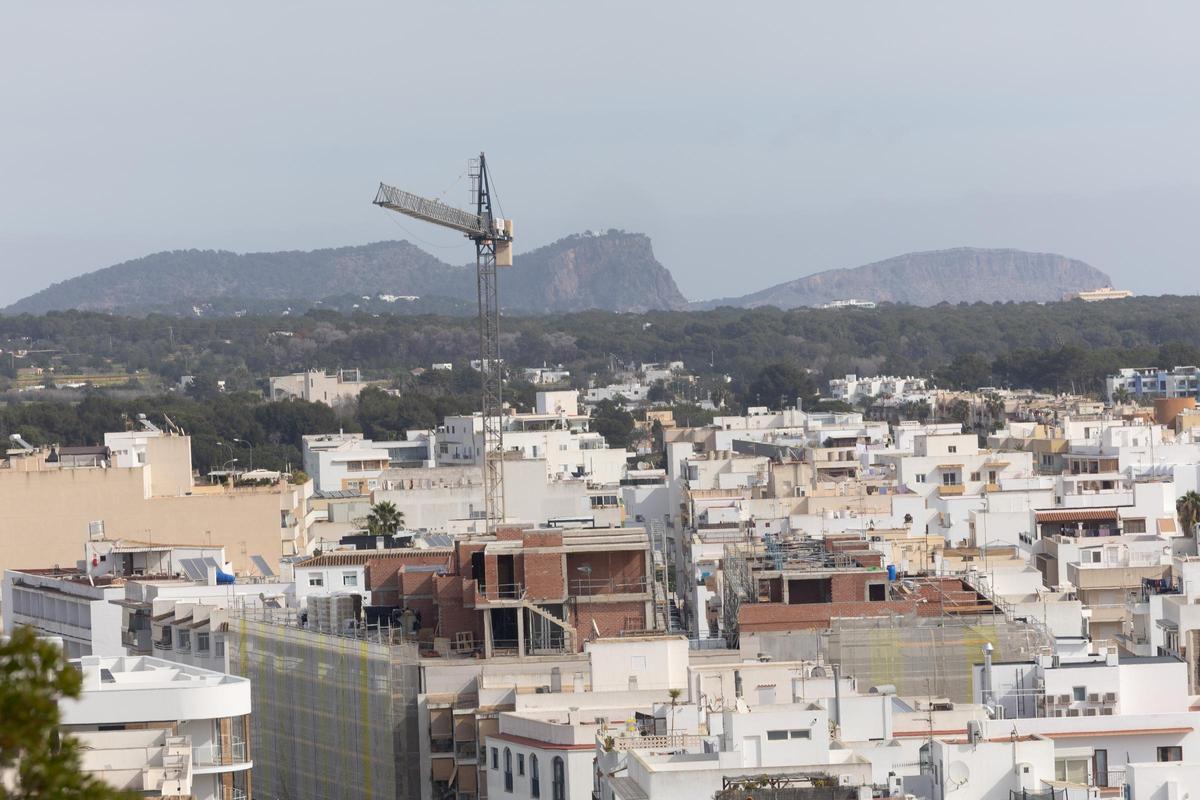 Una grúa en Santa Eulària.