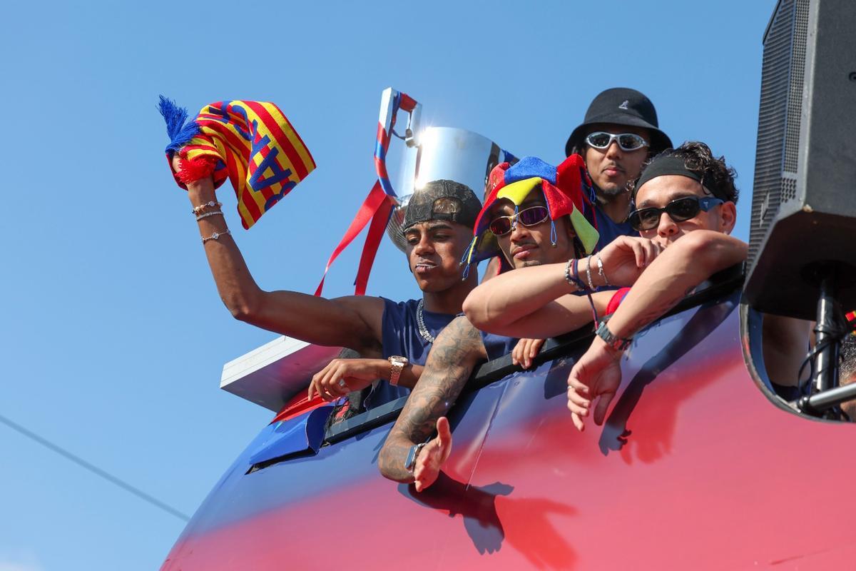 ¡De locos! Las mejores imágenes de una ciudad entregada al Barça