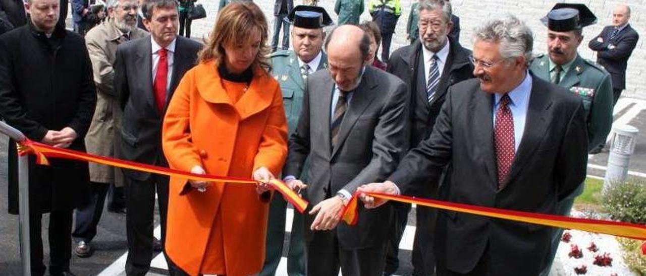 Rubalcaba corta la cinta del cuartel de la Guardia Civil de Llanes, acompañado de Trevín y Dolores Campillo.